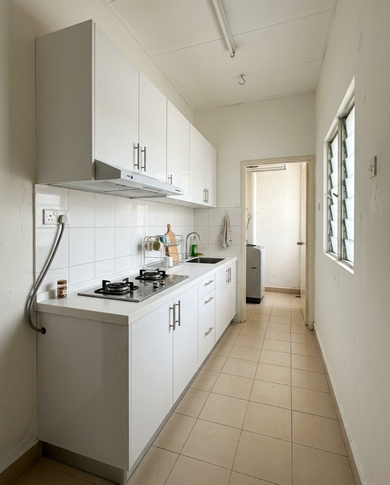 Dapur apartment lurus, kabinet putih
